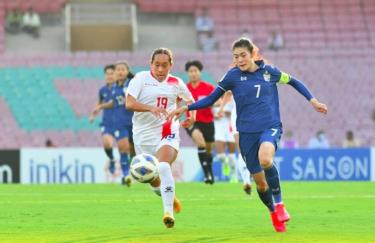 Thủ quân Thái Lan Silawan Intamee (phải) đi bóng trong trận đấu Philippines ở giải vô địch nữ châu Á 2022.