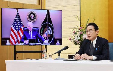 Hai nhà lãnh đạo Nhật Bản và Mỹ hội đàm trực tuyến. Ảnh REUTERS.