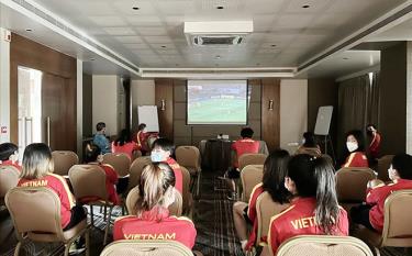 Đội tuyển nữ Việt Nam cùng nhau nghiên cứu băng hình về đội tuyển nữ Nhật Bản.