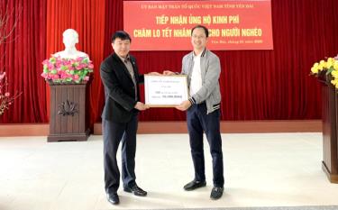 Đồng chí Giàng A Tông - Ủy viên Ban Thường vụ Tỉnh ủy, Chủ tịch Ủy ban MTTQ tỉnh tiếp nhận 100 suất quà vì người nghèo tết Nhâm Dần 2022.