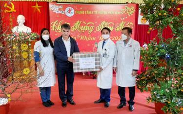 Trưởng ban Tổ chức Tỉnh ủy Chu Đình Ngữ đến thăm và tặng quà tết tại Trung tâm Y tế huyện Văn Yên