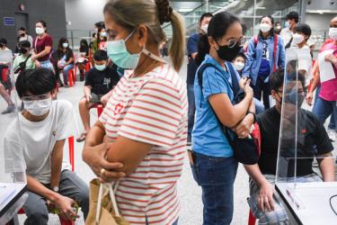 Thái Lan đang triển khai tiêm mũi vắc xin COVID-19 thứ 4 cho người dân ở thành phố Bangkok, thành phố Phuket, tỉnh Krabi và 7 tỉnh khác