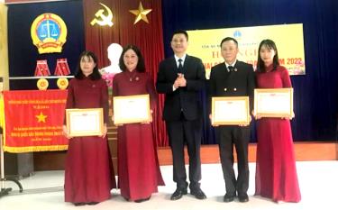 Chánh án Tòa án nhân dân tỉnh trao bằng khen cho các cá nhân thuộc Tòa án nhân dân Thành phố Yên Bái có thành tích xuất sắc trong công tác năm 2021.