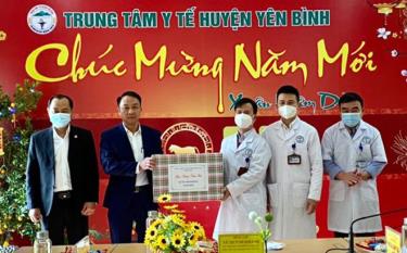 Đồng chí Vũ Quỳnh Khánh - Ủy viên Ban Thường vụ Tỉnh ủy, Phó Chủ tịch HĐND tỉnh thăm, tặng quà cho Trung tâm Y tế huyện Yên Bình