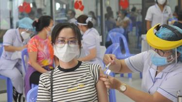 Tiêm vaccine Covid-19 cho người dân tại quận Bình Thạnh, TPHCM.