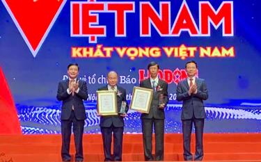 Ông Vũ Hữu Lê (thứ 2 từ trái sang) được vinh danh tại Lễ vinh danh “Vinh quang Việt Nam 2021”.