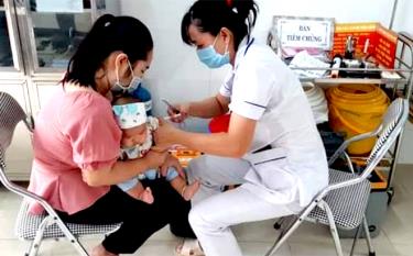 Cán bộ y tế xã Bảo Ái, huyện Yên Bình tiêm chủng cho trẻ