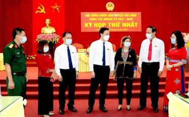 Lãnh đạo HĐND huyện Yên Bình trao đổi với các đại biểu.