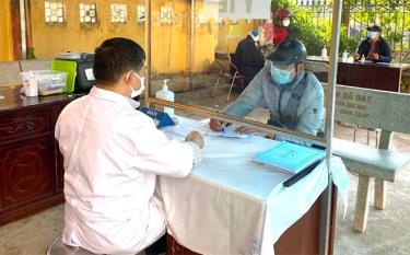 Người dân lấy mẫu xét nghiệm Covid-19 tại Trạm Y tế phường Nguyễn Thái Học, thành phố Yên Bái.