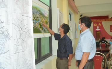 Người dân phường Đồng Tâm tham quan bản đồ quy hoạch các phân khu chức năng được trưng bày công khai.