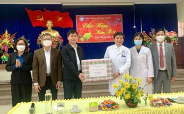 Phó Chủ tịch UBND tỉnh Ngô Hạnh Phúc thăm, tặng quà cán bộ, y bác sĩ, nhân viên Bệnh viện Sản Nhi nhân dịp tết Nhâm Dần 2022.