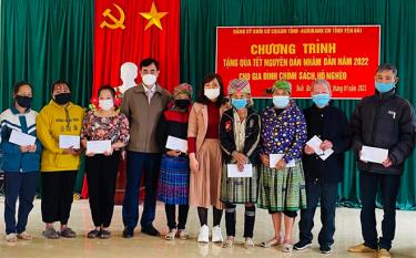Đồng chí Đỗ Quang Minh – Bí thư Đảng ủy Khối cơ quan và doanh nghiệp tỉnh tặng quà cho hộ nghèo xã Suối Bu, huyện Văn Chấn.
