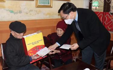 Đồng chí Đỗ Đức Minh - Bí thư Thành ủy thăm, tặng quà tết các gia đình chính sách, hộ có hoàn cảnh khó khăn trên địa bàn phường Nguyễn Thái Học.