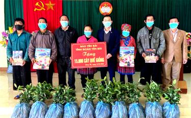Đồng chí Hà Ngọc Văn - Tổng Biên tập Báo Yên Bái tặng quà cho người dân ở xã Sùng Đô
