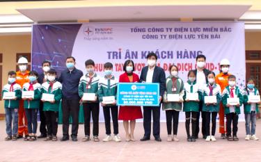 Lãnh đạo Công ty Điện lực Yên Bái trao tặng 10 máy tính bảng cho học sinh Trường Tiểu học &THCS Mậu Đông, huyện Văn Yên.