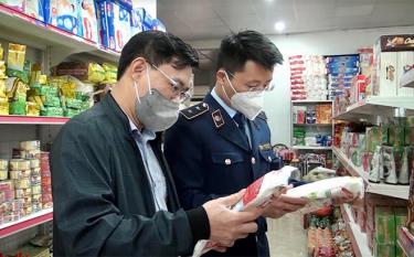 Lực lượng liên ngành huyện Văn Yên kiểm tra các mặt hàng thực phẩm tại các cơ sở kinh doanh trên địa bàn.