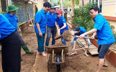 Đoàn viên thanh niên huyện Trấn Yên giúp vệ sinh môi trường, khắc phục hậu quả mưa lũ tại một trường học.