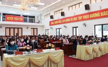Các đại biểu HĐND huyện Trấn Yên biểu quyết thông qua các nghị quyết tại Kỳ họp thứ 3 - HĐND huyện khóa XXI, nhiệm kỳ 2021 - 2026.