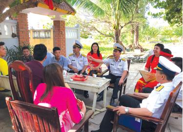 Lãnh đạo Bộ Tư lệnh Vùng 4 Hải quân chúc tết các hộ gia đình trên đảo Song Tử Tây.