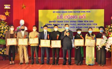 Lãnh đạo huyện Văn Yên tặng giấy khen cho các tập thể, cá nhân có thành tích xuắt sắc trong phong trào xây dựng xã Đại Phác đạt chuẩn nông thôn mới nâng cao.