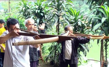 A practice by members of Tan Huong crossbow club in Tan Huong commune, Yen Binh district.