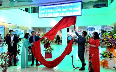 Leaders of the provincial Department of Health and Yen Bai General Hospital introduced the electronic name plate of the cancer screening and treatment support unit to mark its launch.