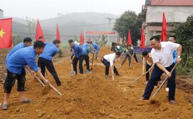 Lãnh đạo xã Tân Hợp (Văn Yên) cùng đoàn viên, thanh niên trong xã tu sửa đường giao thông nông thôn.