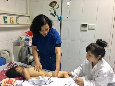 Bé Duy đang được điều trị tại Bệnh viện Việt Đức.