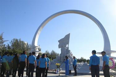 LĐLĐ tỉnh Khánh Hòa dâng hương tưởng nhớ các anh hùng liệt sĩ Gạc Ma.