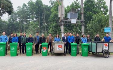 People of Cong Da village, Au Lau commune of Yen Bai city receive support to set up a self-managing group in garbage collection and transport.