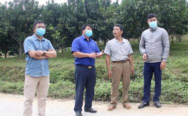 Lãnh đạo xã Tân Nguyên trao đổi với người dân thôn Đèo Thao về chuyển đổi cơ cấu cây trồng theo hướng sản xuất hàng hóa.