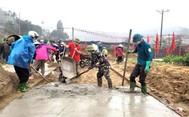Cán bộ, nhân dân thôn Hương Giang, xã Đại Đồng tham gia đổ bê tông sân Nhà văn hóa thôn.