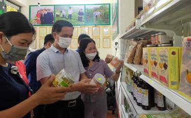 Leaders of Tran Yen Party Committee visit a pavilion displaying the district's OCOP products.