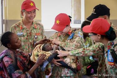Vietnamese “blue beret” doctors help raise South Sudanese women's awareness of health care.