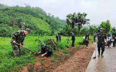 Cán bộ, chiến sĩ lực lượng vũ trang huyện Trấn Yên tham gia lao động “Ngày thứ Bảy cùng dân” tại xã Đào Thịnh.