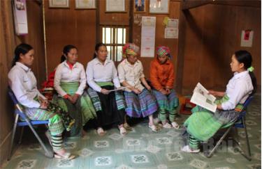 Chi hội Phụ nữ bản Tà Xùa, xã Bản Công, huyện Trạm Tấu trao đổi kinh nghiệm trong thực hiện chính sách dân số - kế hoạch hoá gia đình.
