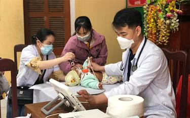 Doctors of the cardiovascular centre of the Hanoi-based Hospital E give heart disease check-ups to children in Tran Yen district.