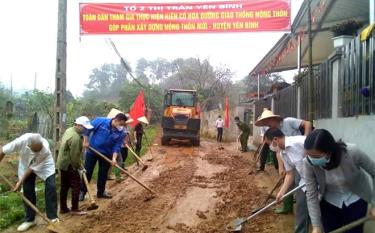 Người dân tổ dân phố số 2, thị trấn Yên Bình san tạo mặt bằng, chuẩn bị bê tông hóa tuyến đường của tổ.