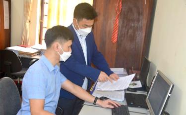 Lãnh đạo và cán bộ Cơ quan Kiểm tra - Thanh tra huyện Văn Yên trao đổi công tác chuyên môn.