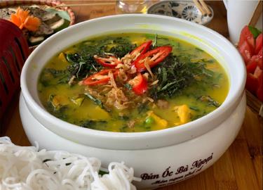Món ốc nấu chuối đậu của quán Bún ốc bà ngoại, nghệ nhân Nguyễn Thị Hiền.