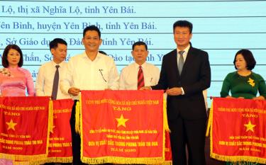 Authorised by the Prime Minister, Chairman of the provincial People's Committee Tran Huy Tuan presents the Government's Emulation Flag to collectives and individuals.