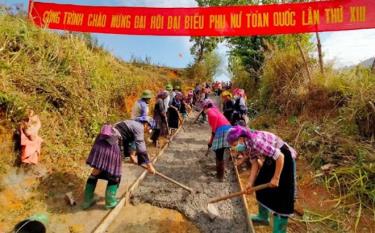 Phụ nữ huyện Mù Cang Chải tích cực tham gia kiên cố hóa đường giao thông nông thôn.