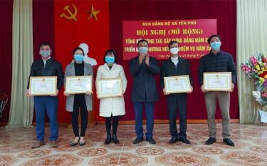 Lãnh đạo xã Yên Phú trao Giấy khen của Đảng ủy xã cho các tập thể, cá nhân hoàn thành xuất sắc nhiệm vụ năm 2021.