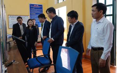Các đồng chí lãnh đạo tỉnh và huyện Mù Cang Chải kiểm tra hoạt động của Bộ phận Phục vụ hành chính công xã Púng Luông.