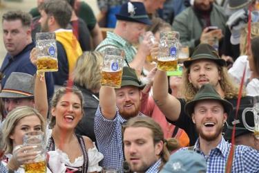 Người dân tham gia lễ hội bia Oktoberfest tại Munich, Đức, ngày 22/9/2019.