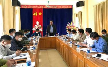 Đồng chí Nông Việt Yên - Bí thư Huyện ủy Mù Cang Chải cùng đoàn công tác của huyện kiểm tra công tác xây dựng Đảng tại xã Chế Tạo.
