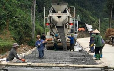 Tuyến đường nối từ quốc lộ 37 vào trung tâm xã Hưng Thịnh đi qua thôn Yên Thịnh đang được khẩn trương hoàn thiện.