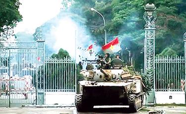 11 giờ 30 phút ngày 30-4-1975, xe tăng của quân giải phóng húc đổ cánh cổng dinh tổng thống ngụy (nay là Dinh Thống Nhất) - Ảnh tư liệu