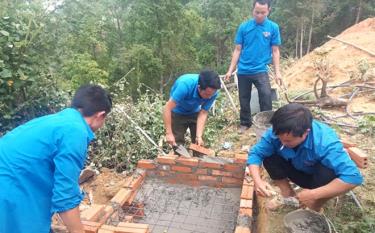 Young people in Mu Cang Chai district are building a waste container for the community.

