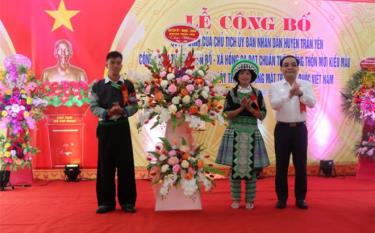 Bí thư Huyện ủy Trấn Yên Trần Nhật Tân tặng hoa chúc mừng thôn Khuôn Bổ xã Hồng Ca đạt thôn NTM kiểu mẫu.